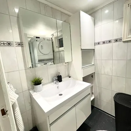 Lägenhet Cozy With Free Parking